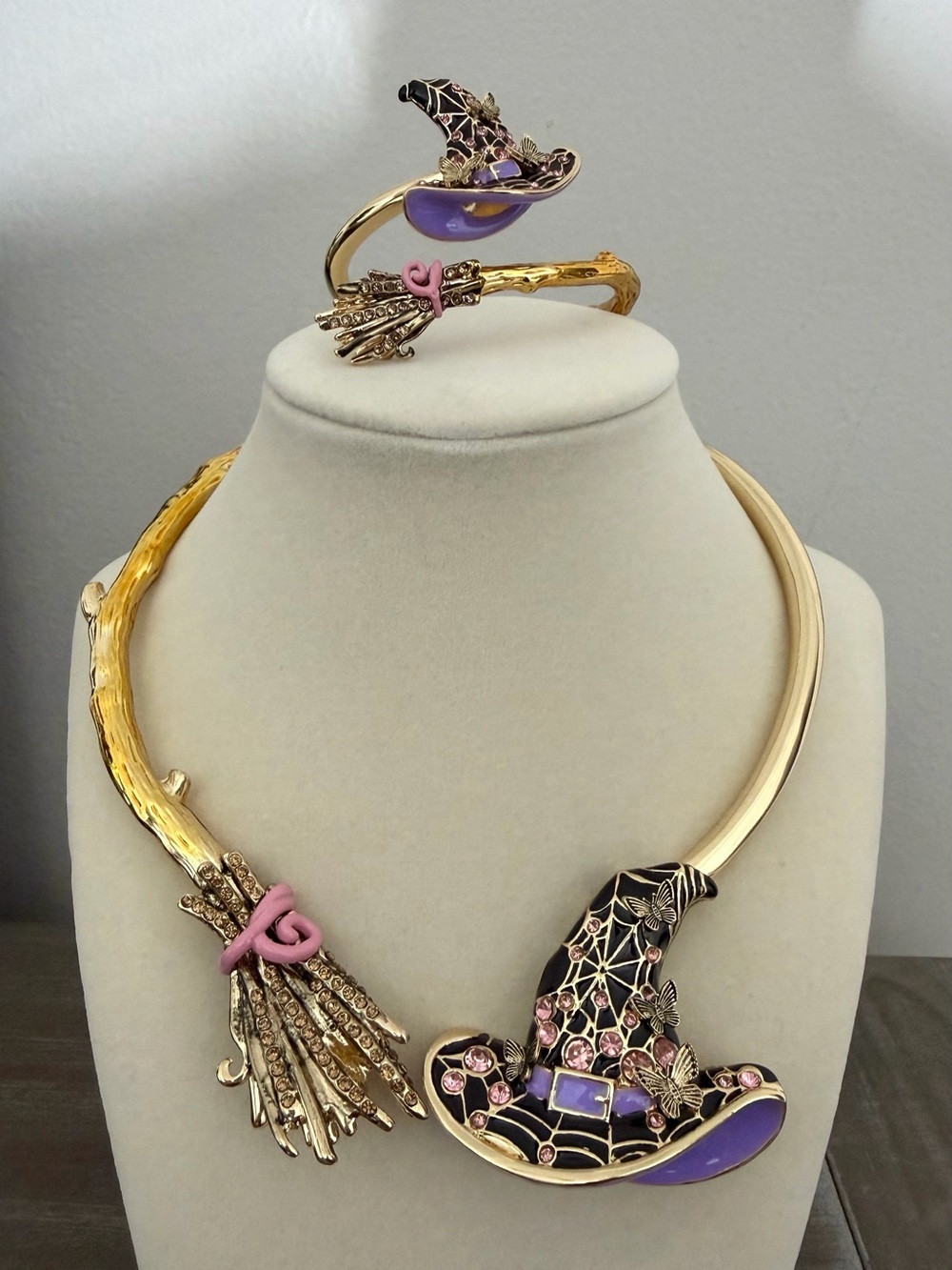 NWT Betsey Johnson Halloween Witch Hat & Broom Necklace Bracelet Set Rare